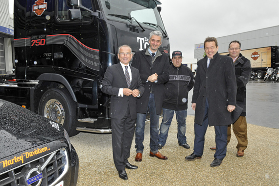 Jean-Noël Thénault, président Volvo Trucks France, François Tarrou, directeur marketing Harley-Davidson, le conducteur du FH16 750, Pascal Bellemans, président Volvo Automobiles France, Patrick Onteniente, organisateur de l'Experience Tour