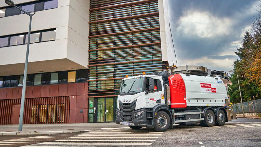 Deux hydrocureuses IVECO S-WAY GNV pour la Métropole de Lyon