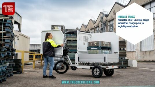 Femme chargeant un vélo-cargo Kleuster 350 devant entrepôt industriel