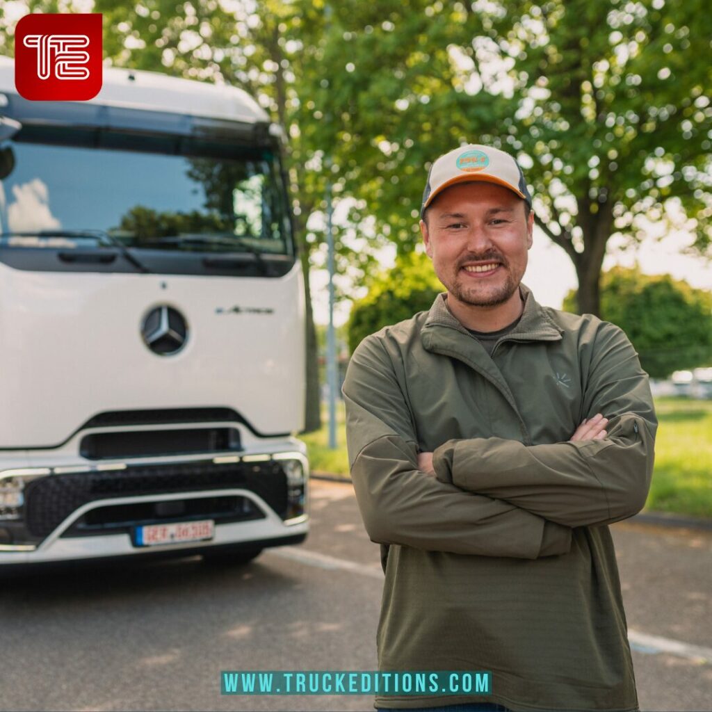 Tobias Wagner, chauffeur routier professionnel et créateur de contenu connu sous le nom d’Elektrotrucker, pose devant un Mercedes-Benz eActros 600 préparé pour une expédition mondiale de 45 000 kilomètres à travers plus de 35 pays.