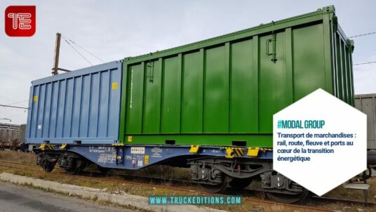 • Wagon ferroviaire transportant deux conteneurs open top intermodaux