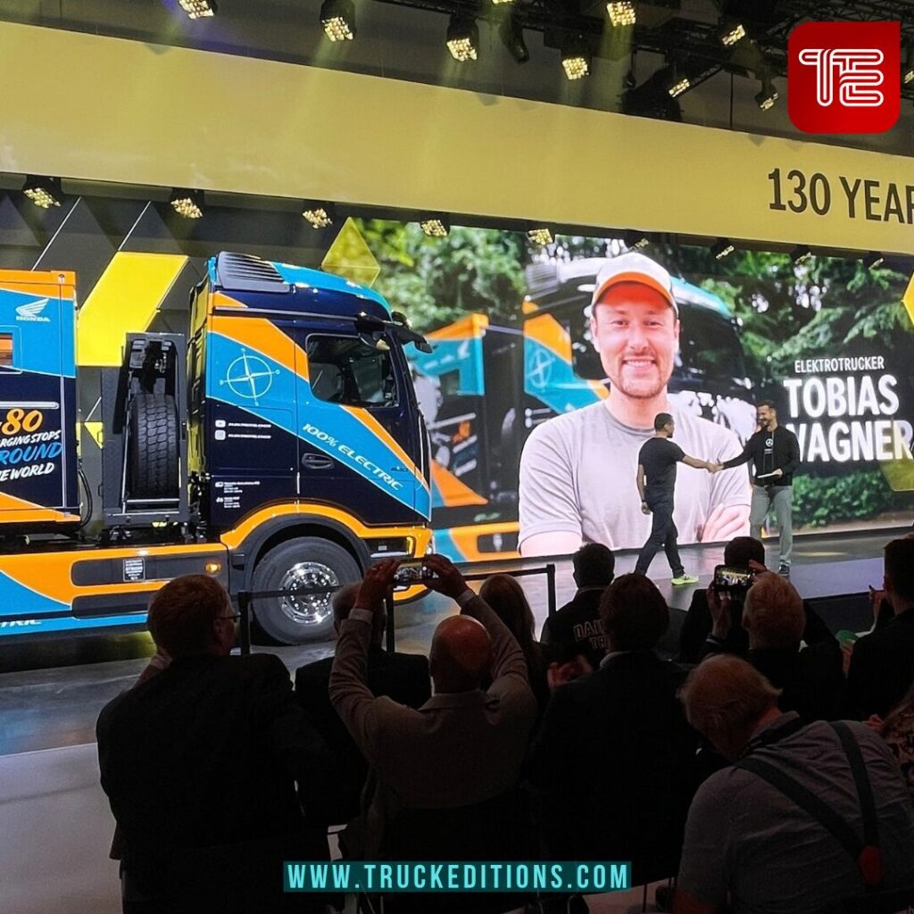 Tobias Wagner et son tour du monde en 80 points de charge avec son Mercedes-Benz eTruck pendant la conférence IAA de la marque avec Achim Puchert, CEO de Mercedes-Benz Trucks